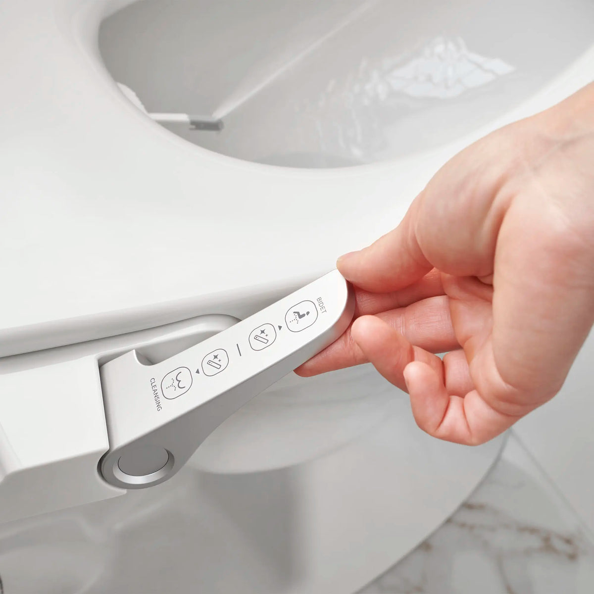 AquaWash® Slim Non-Electric SpaLet® Bidet Seat With Manual Operation // WHITE // 155725_B-215AA104.020_8033A65G.020_HandleDetail1_0_CDNwebp_4929d93c-5d89-421f-a0a9-8be676b662e8.webp
