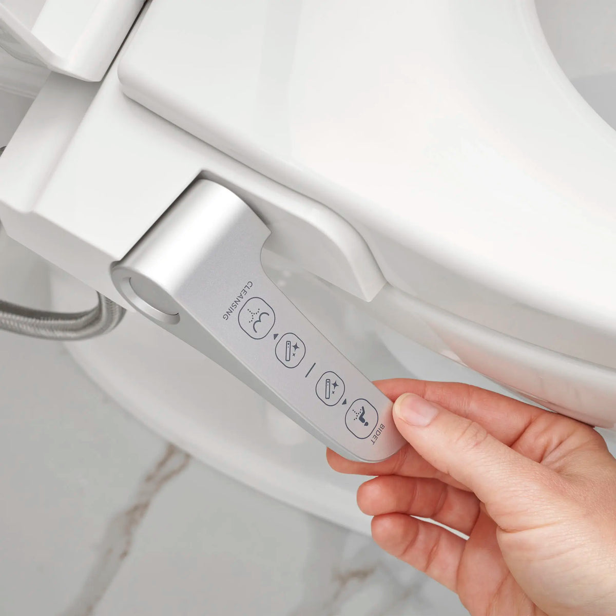AquaWash® Slim Non-Electric SpaLet® Bidet Seat With Manual Operation // WHITE // 155728_B-215AA104.020_8033A65G.020_HandleDetail2_0_CDNwebp_bd19f54b-0bbb-4837-9ed1-26a461c399ab.webp