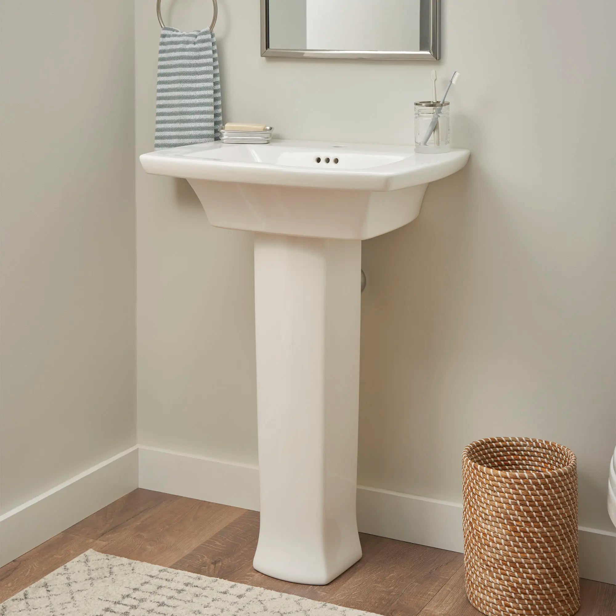Edgemere Center Hole Only Pedestal Sink Top and Leg Combination // WHITE // 174070_B-0445001.020_0_CDNwebp_3d5a5108-0b20-48cc-b0fc-1152766c7499.webp