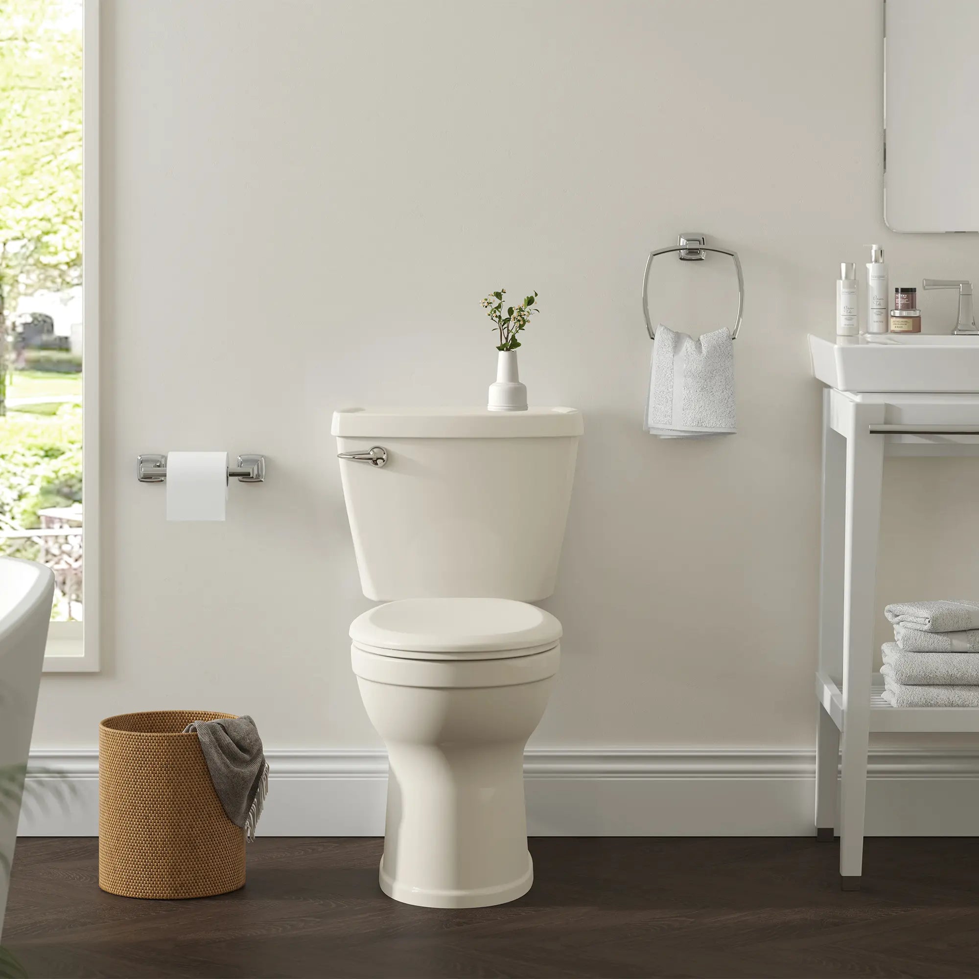 Champion® Slow-Close & Easy Lift-Off Round Front Toilet Seat // BONE // 267708_Champion4_EnvironmentCloseUp_5320B65CT.021_0001_July2025_0_CDNwebp.webp