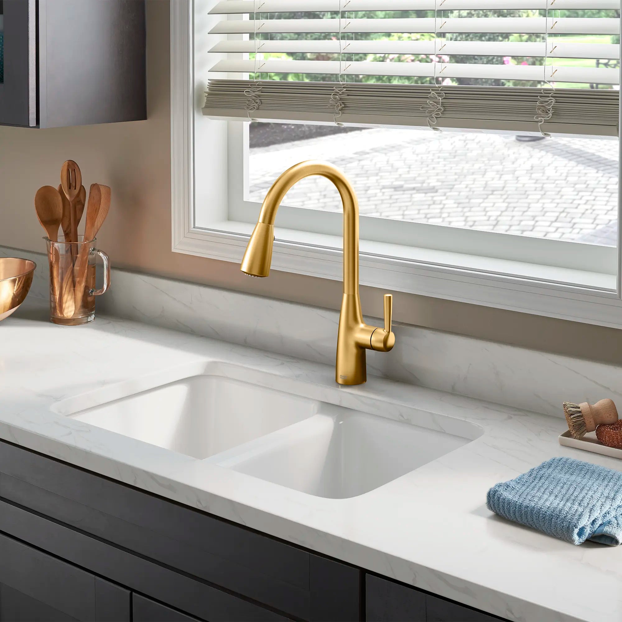 Fairbury® Single-Handle Pull-Down Dual Spray Kitchen Faucet 1.8 gpm/6.8 L/min With Lever Handle // BRUSHED COOL SUNRISE // 277048_Fairbury_EnvironmentCloseUp_7418300GN0_0001_OCTOBER2025_0_CDNwebp.webp