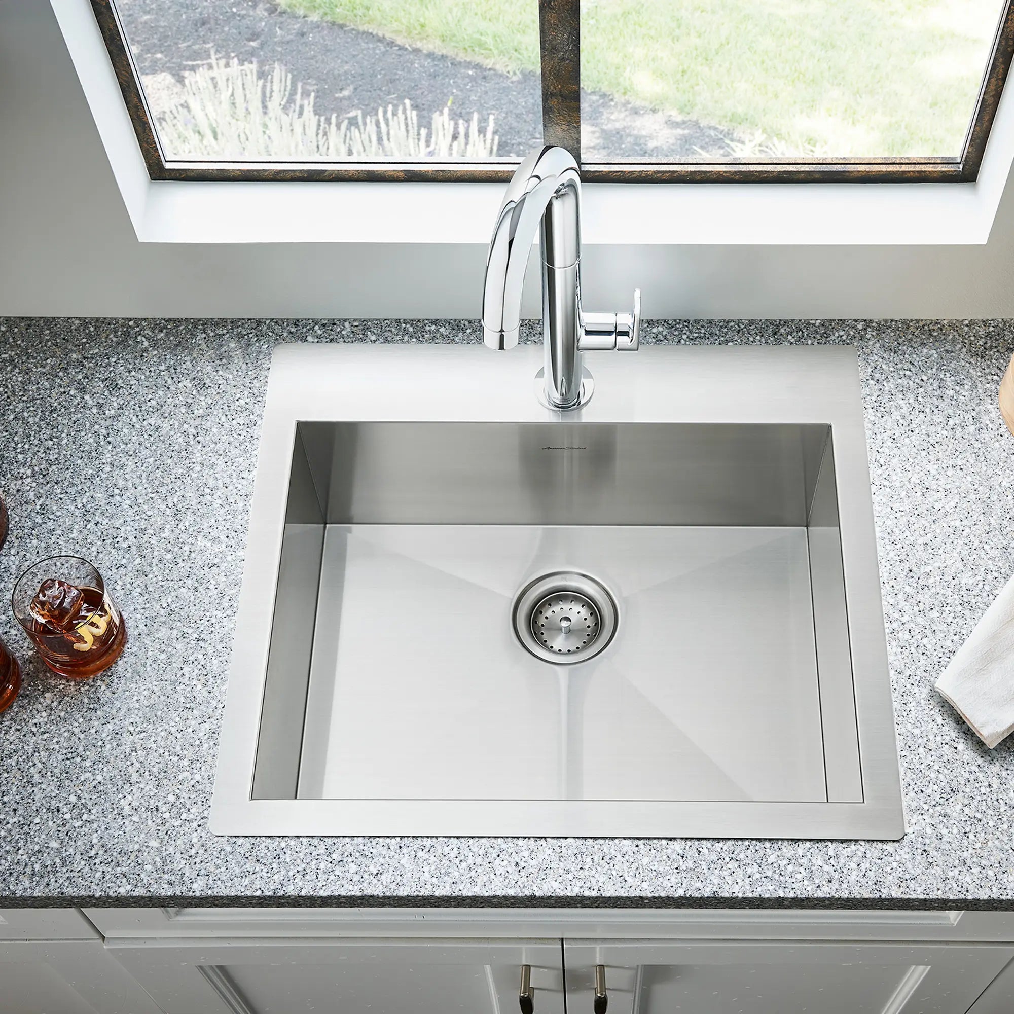 Edgewater® 25 x 22-Inch Stainless Steel 1-Hole Undermount Single-Bowl Kitchen Sink // STAINLESS STEEL // 48089_18SB9252211075_04_0_CDNwebp_534057b0-6bc7-405a-8e74-f41ea0d62f20.webp