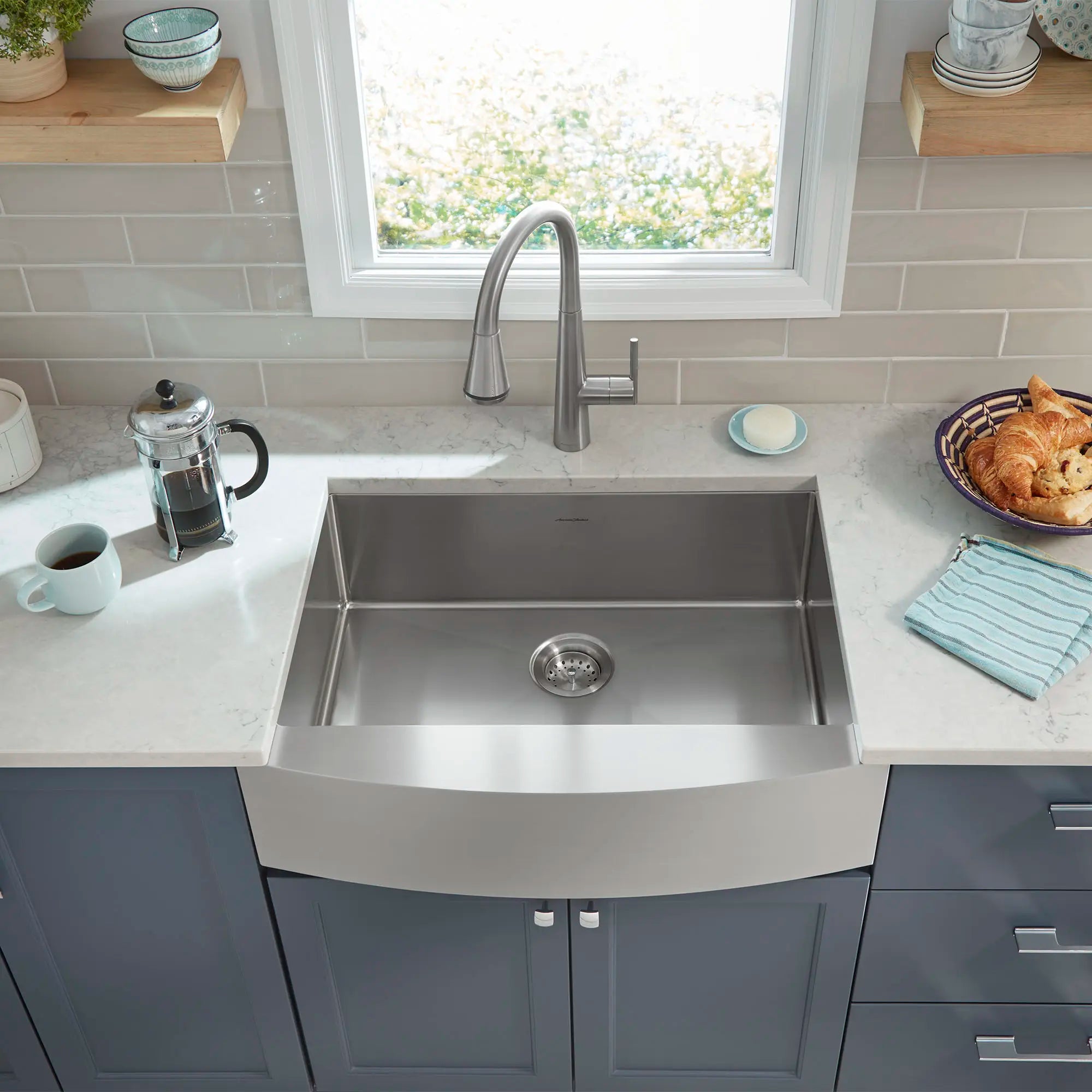 Suffolk® 30 x 22-Inch Stainless Steel Undermount Single-Bowl Apron Front/Farmhouse Residential Kitchen Sink with Grid // STAINLESS STEEL // 69321_B-18SB9302200AR075__1__CDNwebp.webp
