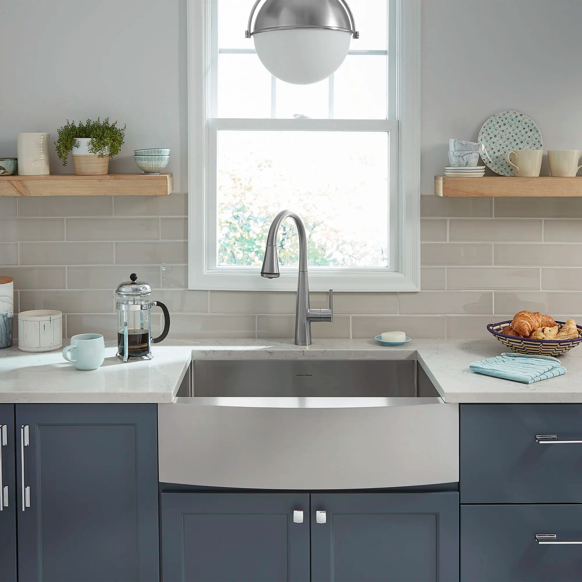 Suffolk® 33 x 22-Inch Stainless Steel Undermount Single-Bowl Apron Front/Farmhouse Residential Kitchen Sink with Grid // STAINLESS STEEL // 69497_B-18SB9332200AR075_1__4__CDNwebp.webp