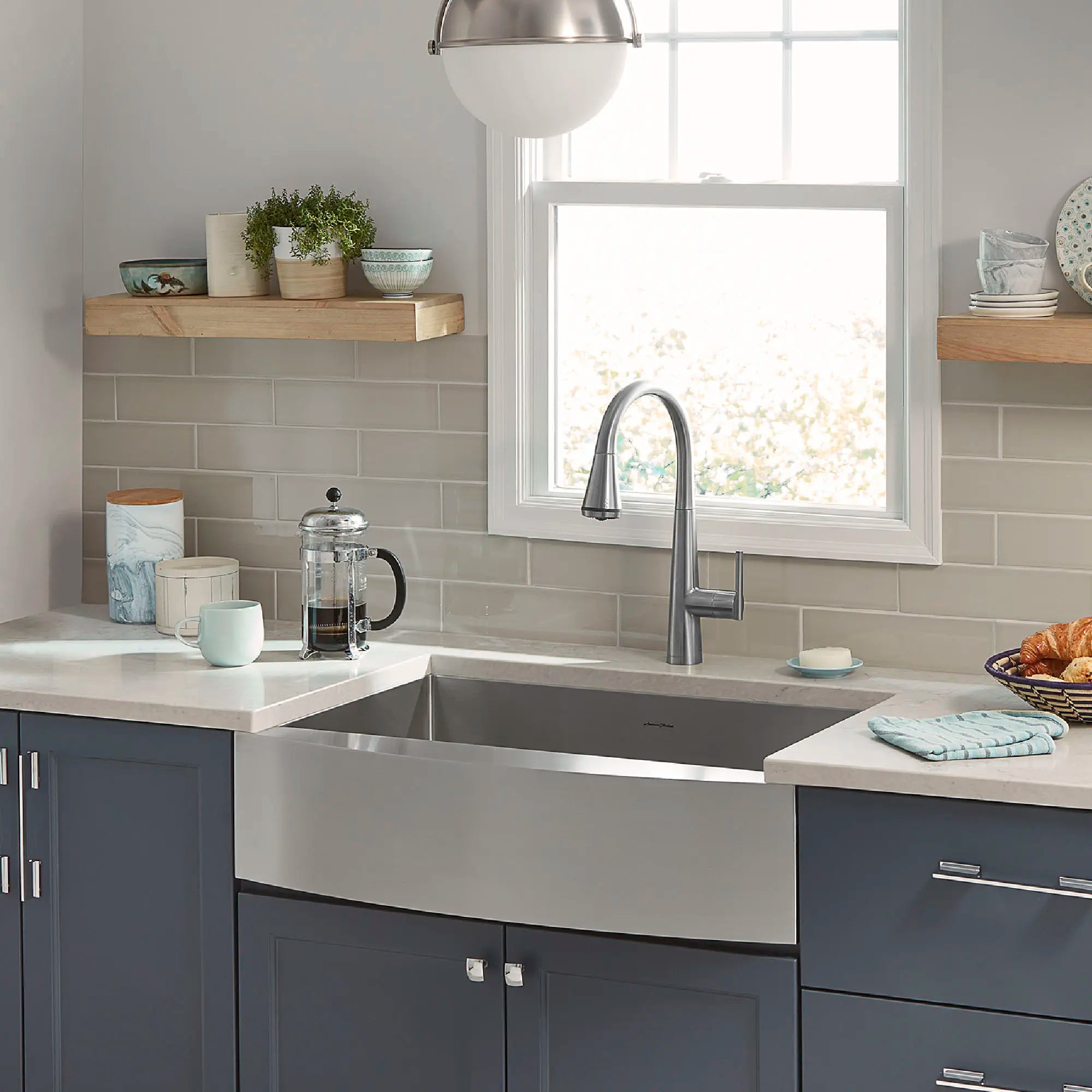 Suffolk® 33 x 22-Inch Stainless Steel Undermount Single-Bowl Apron Front/Farmhouse Residential Kitchen Sink with Grid // STAINLESS STEEL // 69520_B-18SB9332200AR075_2__2__CDNwebp.webp