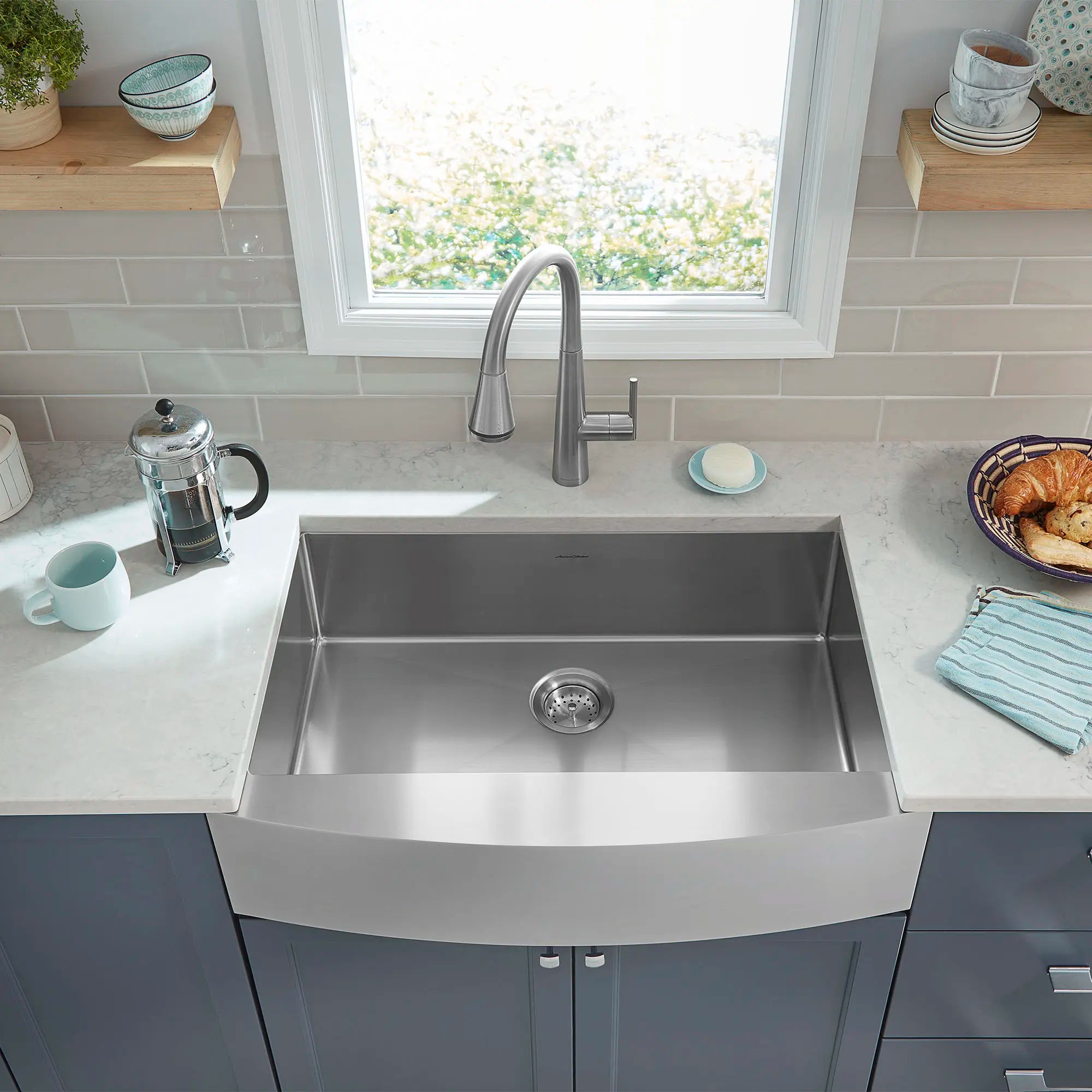 Suffolk® 33 x 22-Inch Stainless Steel Undermount Single-Bowl Apron Front/Farmhouse Residential Kitchen Sink with Grid // STAINLESS STEEL // 69549_B-18SB9332200AR075_6_1__CDNwebp.webp
